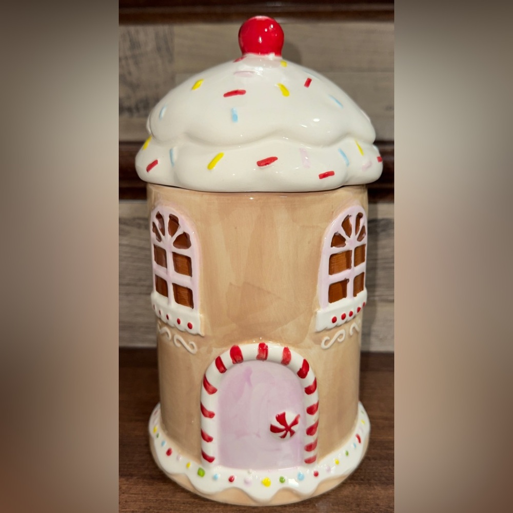 Super Cute 🥰 Hand Painted  Ceramic Gingerbread house themed Cookie Jar 🏺 -  New